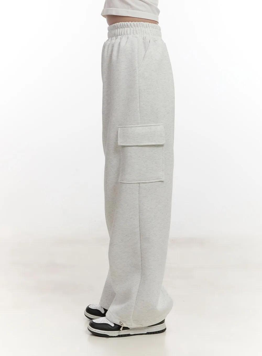 Pocketed Wide-Fit Cargo Sweatpants CF527