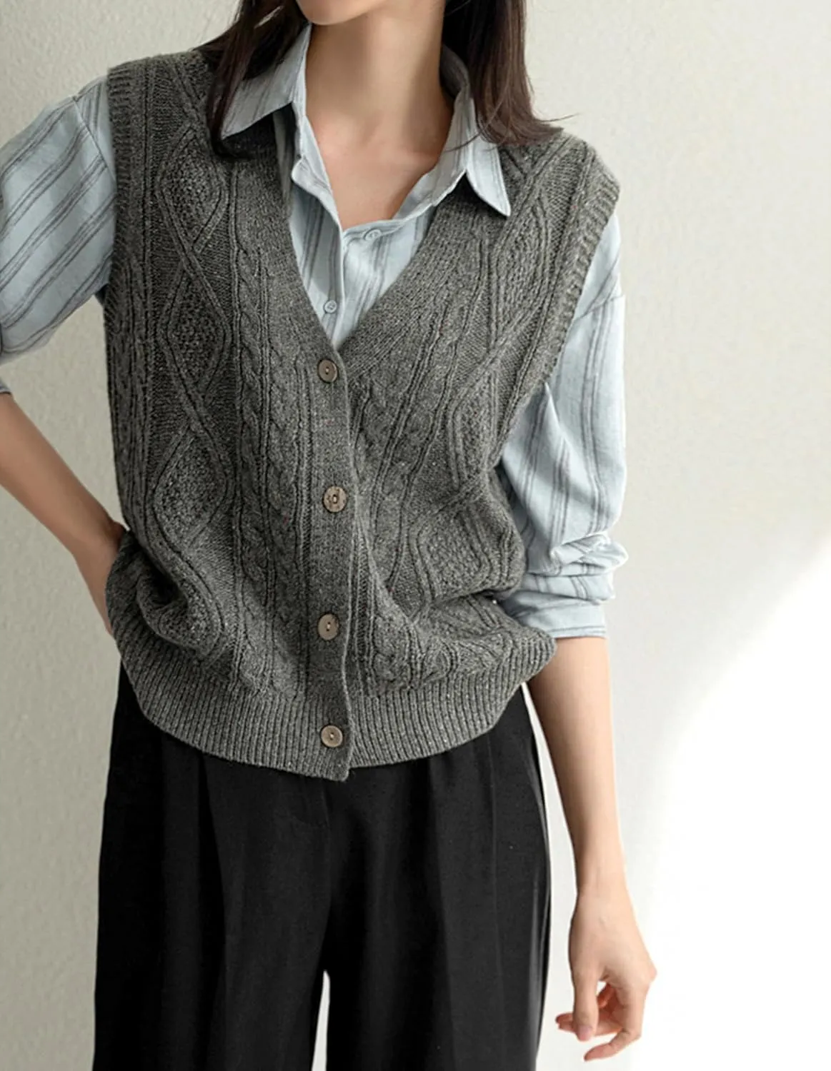 Women's Cable Knit Sweater Vest Button Sleeveless Chunky Sweater Tops