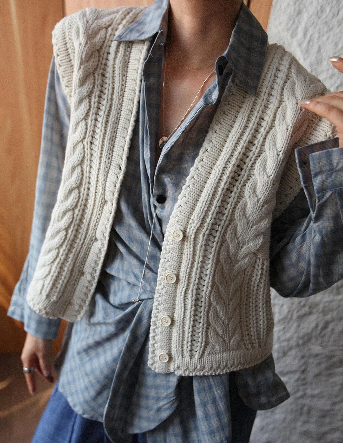 Women's Cable Knit Sweater Vest Button Sleeveless Chunky Sweater Tops
