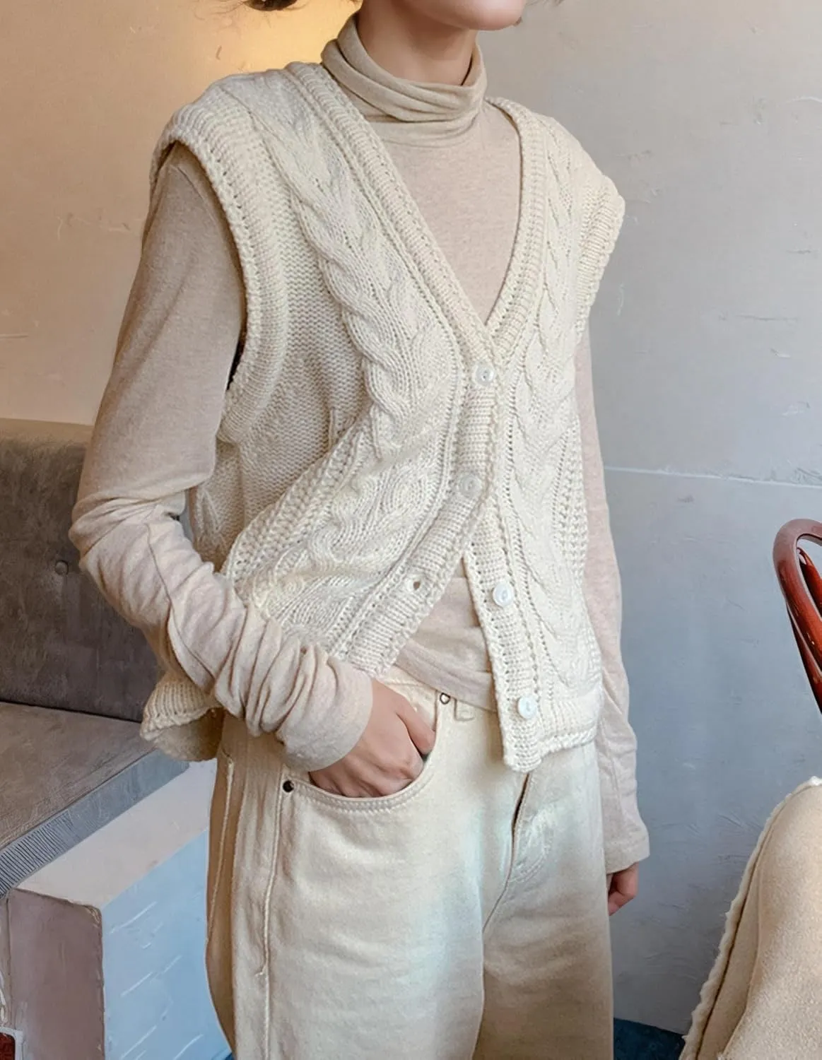 Women's Cable Knit Sweater Vest Button Sleeveless Chunky Sweater Tops